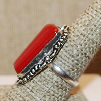 Size 9¼ Bright RED Long Rectangle Shape JASPER Gemstone Ring with a 6 Loop Surround on a Silver Tone Band (8.8g)
