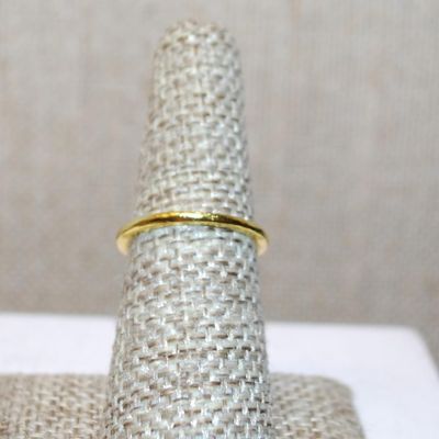 Size 6¼ Rectangle Cornflower Blue Single Stone Ring on a Gold Tone Band (2.7g)