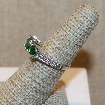 Size 6¼ Row of 3 Round Deep Green Stones Ring with a "Flat" Silver Tone Band (3.7g)