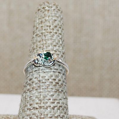 Size 6½ Delicate Small Round Emerald Colored Stone Ring on a Silver Tone Band (1.5g)