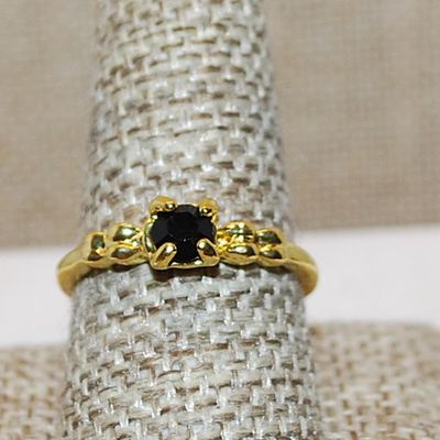 Size 9½ Round BLACK Stone 4 Prong Ring with Side Globe Accents on a Bright Gold Tone Band (2.1g)