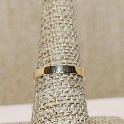 Size 7½ ALL Gold Colored "CLAM & STARFISH" Ring on an OPEN Gold Tone Band (2.4g)