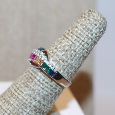 Size 6 Overlap Style Ring with Red, Green, Blue & Champagne Colored Stones on a Silver Tone Band (3.5g)