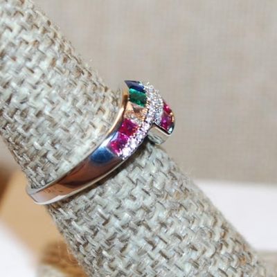 Size 6 Overlap Style Ring with Red, Green, Blue & Champagne Colored Stones on a Silver Tone Band (3.5g)