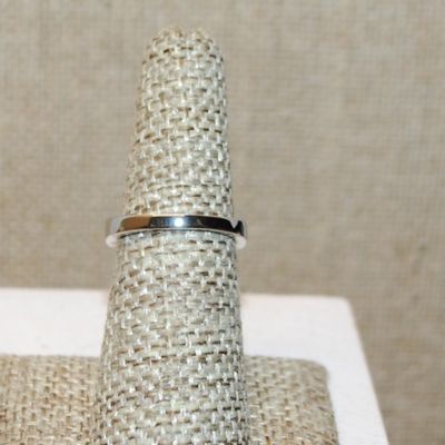 Size 6 Overlap Style Ring with Red, Green, Blue & Champagne Colored Stones on a Silver Tone Band (3.5g)