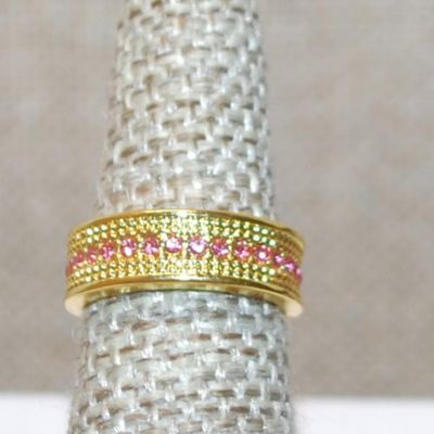 Size 5½ Half Infinity Style Ring with a Middle Line of Tiny Pink Stones on a Gold Tone Band (3.2g)