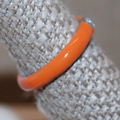 Size 6 Bright ORANGE Enamel Style Ring with Single Round Stone (2.0g)
