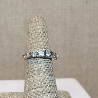 Size 5½ Marked .925 Round Clear Stone 4 Prong Ring with 5 Stone Accents on each Side on a Silver Band (3.2g)