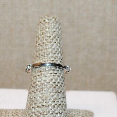 Size 5½ Marked .925 Round Clear Stone 4 Prong Ring with 5 Stone Accents on each Side on a Silver Band (3.2g)