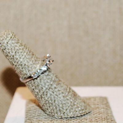 Size 5½ Marked .925 Round Clear Stone 4 Prong Ring with 5 Stone Accents on each Side on a Silver Band (3.2g)
