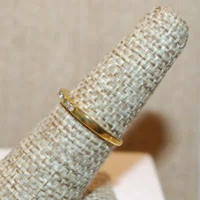 Size 6½ Delicate Row of 10 Clear Stones Ring on a Thin Gold Tone Band (1.4g)