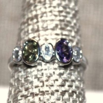 Size 6½ Green, Purple & Clear Oval Stones Ring on a Silver Tone Band (2.6g)