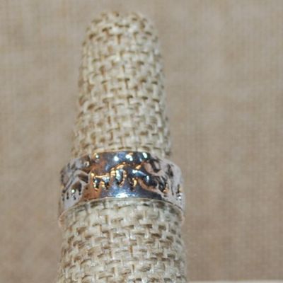 Size 6½ Marked .925 "Wolf in the Forest" Ring on a Silver Band (3.4g)