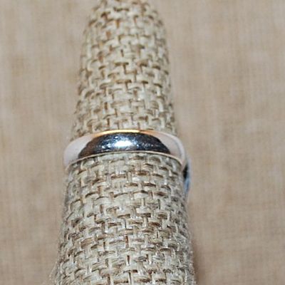 Size 5 Small Oval GREYS & BLACK Colored CABOCHON Gemstone Ring with Swirled Surround on a Silver Tone Band (5.7g)
