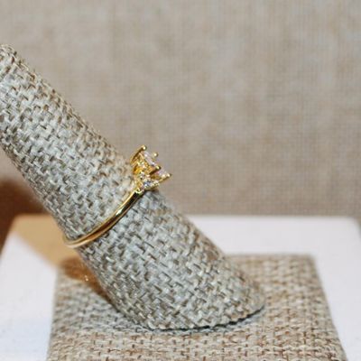 Size 7 Small "Starburst" Style Ring with Accents & Gold Tone Band (1.6g)
