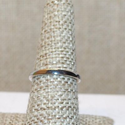 Size 7 Classic Single Clear Round Stone Ring on a Silver Tone Band (2.2g)