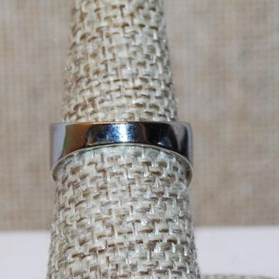Size 7 Contemporary Two-Tone Ring with Line Accents on a Silver Tone Band (5.5g)