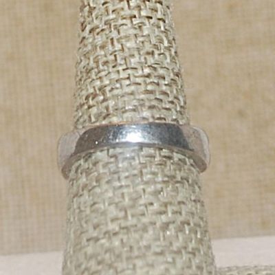 Size 7½ Large MARQUISE PURPLE STONE RING with Side Accent Stones on a Twisted Silver Tone Band (4.8g)