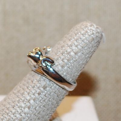 Size 7 "Cat with Arm Up" Styled Ring on a Silver Tone Band (5.7g)