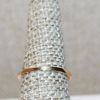Size 7 Marked .925 Delicate ORANGE Stones Ring with a "V" Bend on a Silver-Filled Gold Colored Band (1.6g)