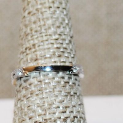 Size 7 Two Tone Gold Front Single Stone Ring with Side Emblem Accents on a Gold Tone Band (2.2g)
