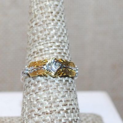 Size 7 Two Tone Gold Front Single Stone Ring with Side Emblem Accents on a Gold Tone Band (2.2g)