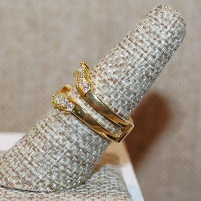 Size 7 Open Style Setting Ring with Top & Bottom Clear Stones Accent Rows on a Gold Tone Band (5.0g)
