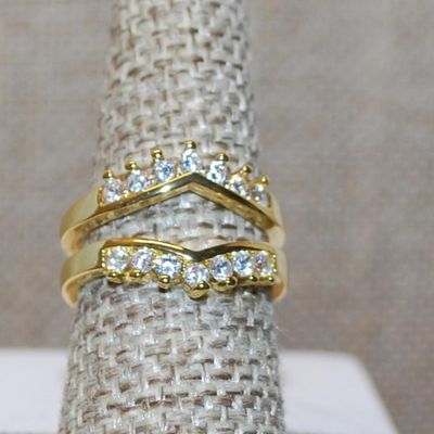 Size 7 Open Style Setting Ring with Top & Bottom Clear Stones Accent Rows on a Gold Tone Band (5.0g)
