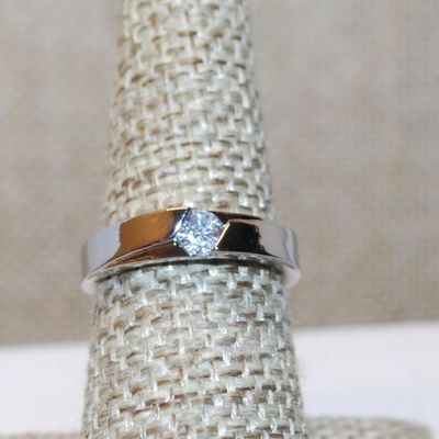 Size 7¼ Marked .925 Classic Single Round Clear Stone Ring with Silver SPLIT BAND (3.5g)