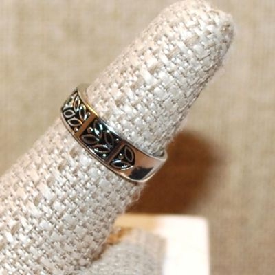 Size 7¼ Half Infinity Graphic Designed "Leaves" Ring on a Silver Tone Band (3.4g)