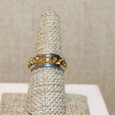 Size 7¼ Two Tone Infinity Style Ring with a Chain Link Middle on a Silver Tone Band (5.6g)