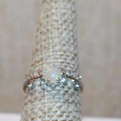 Size 7¼ Iridescent Pearl Style Ring with "Leaves" Side Accents on a Silver Tong Setting (1.6g)