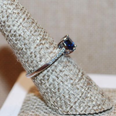 Size 7½ Transparent Dark Blue Stone Asscher Cut 4 Prong with Side Accents on a Silver Tone Band (1.7g)