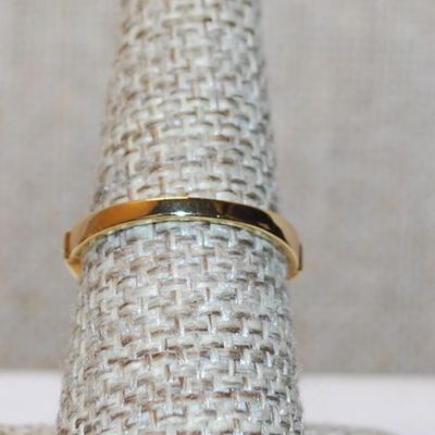 Size 7½ "Gold-Lined" Set of 5 Square Stones Ring with Clear Stones In Between on a Gold Tone Band (2.1g)