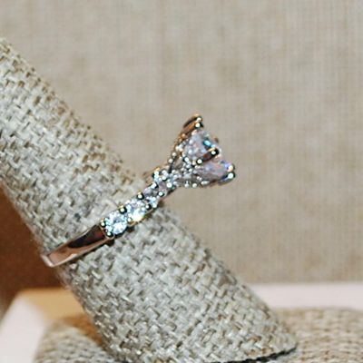 Size 7½ Wedding/Engagement Style Hi-Rise 6 Prong Large Clear Stone Ring & 8 Stone Accents on a Silver Tone Band (4.3g)