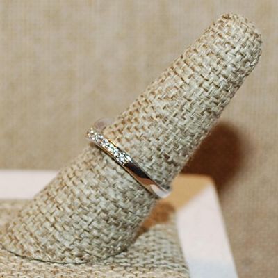 Size 7½ Marked .925 Delicate Half Infinity Ring with a Single Row of Clear Stones on a Slight "V" Shaped Silver Band (1.9g)
