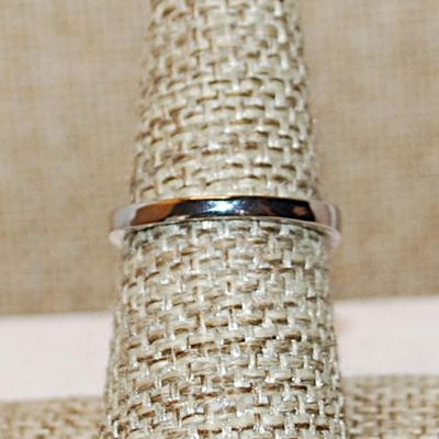 Size 7½ Marked .925 Delicate Half Infinity Ring with a Single Row of Clear Stones on a Slight "V" Shaped Silver Band (1.9g)