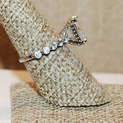 Size 7½ Hi-Rise Clear Rectangle Stone Ring with 10 Side Accent Stones on a Silver Tone Band (3.9g)