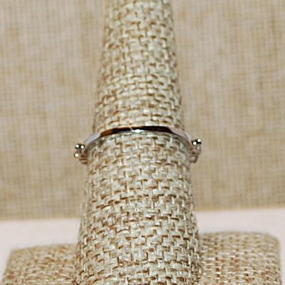 Size 7½ Hi-Rise Clear Rectangle Stone Ring with 10 Side Accent Stones on a Silver Tone Band (3.9g)