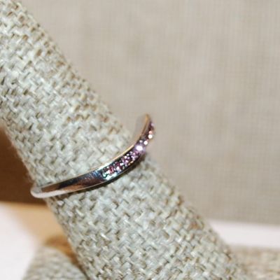 Size 8 "V" Style Ring with Row of Small Pink Stones on a Silver Tone Band (2.2g)