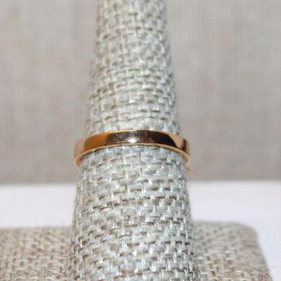 Size 8 Double Rows Clear Angled Marquise Cut Stones Ring with a Rosy Gold Center Line on a Gold Tone Band (3.7g)