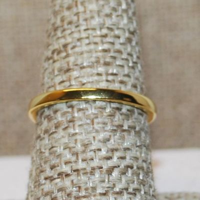Size 8 Single Clear 6 Prong Marquise Cut Stone Ring on a Gold Tone Band (2.8g)