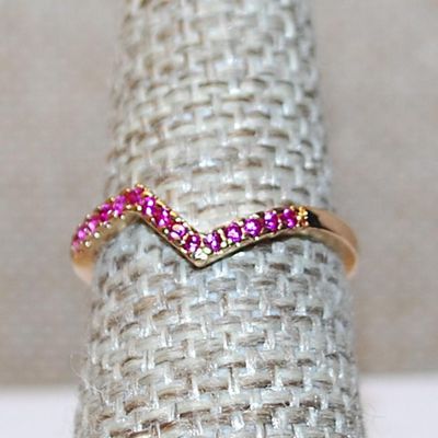 Size 8 Marked .925 Delicate LITE PINK Stones Ring with a "V" Bend on a Silver-Filled Gold Colored Band (1.2g)
