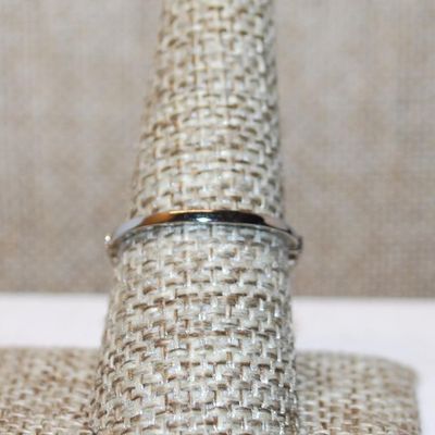 Size 8¼ Clear HEART Stone Ring with Clear "Leaf" Side Accents on a Silver Tone Band (2.2g)