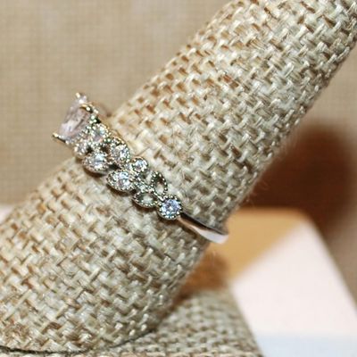 Size 8¼ Clear HEART Stone Ring with Clear "Leaf" Side Accents on a Silver Tone Band (2.2g)