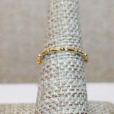 Size 8¼ Delicate RED HEART Ring with 2 Side Accents on a Gold Tone Knotted Band (1.3g)