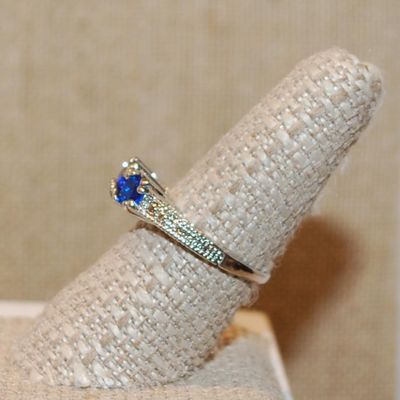 Size 8¼ Triple Deep Blue Round Stones Ring on a Silver Tone Band (3.9g)
