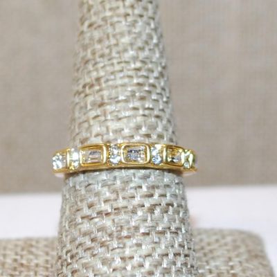 Size 8½ "Gold-Lined" Set of 5 Square Stones Ring with Clear Stones In Between on a Gold Tone Band (2.1g)