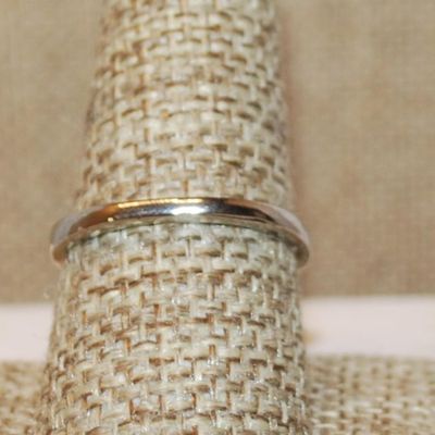 Size 9 White CROWN Enamel Ring & Round Clear Stone Top on a Silver Tone Band (4.1g)