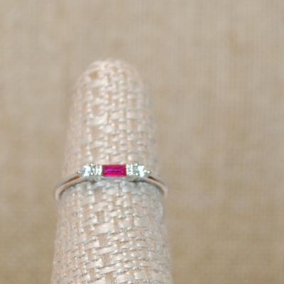 Size 9 Marked .925 Delicate RED Rectangle Stone Ring with 2 Round Clear Stone Sides on a Silver Band (1.2g)